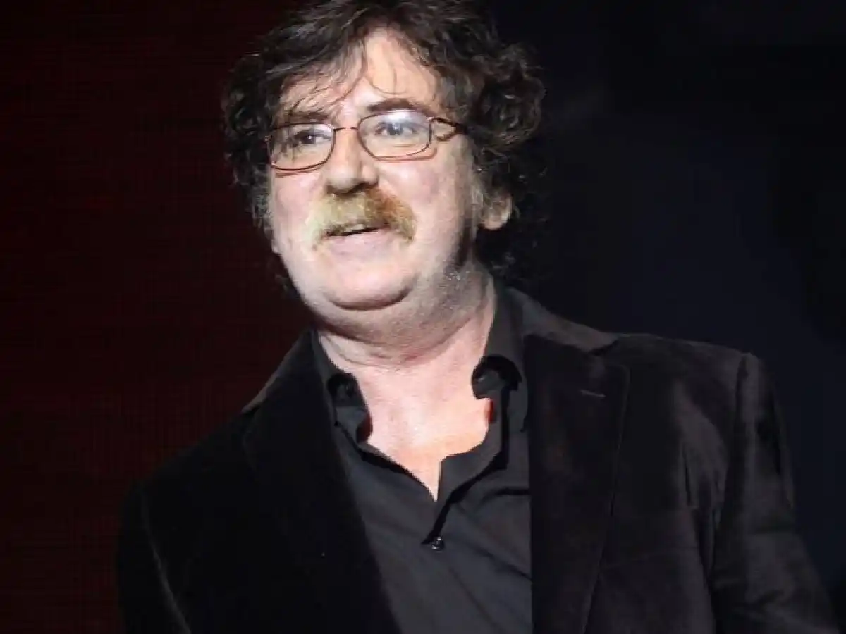 Charly García se encuentra en una habitación común