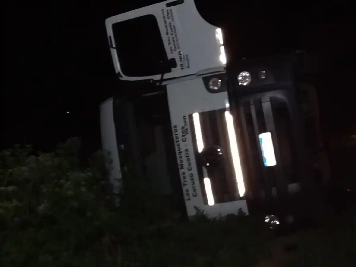 Un camión despistó y tumbó en la ruta 158, en la curva de Quebracho 