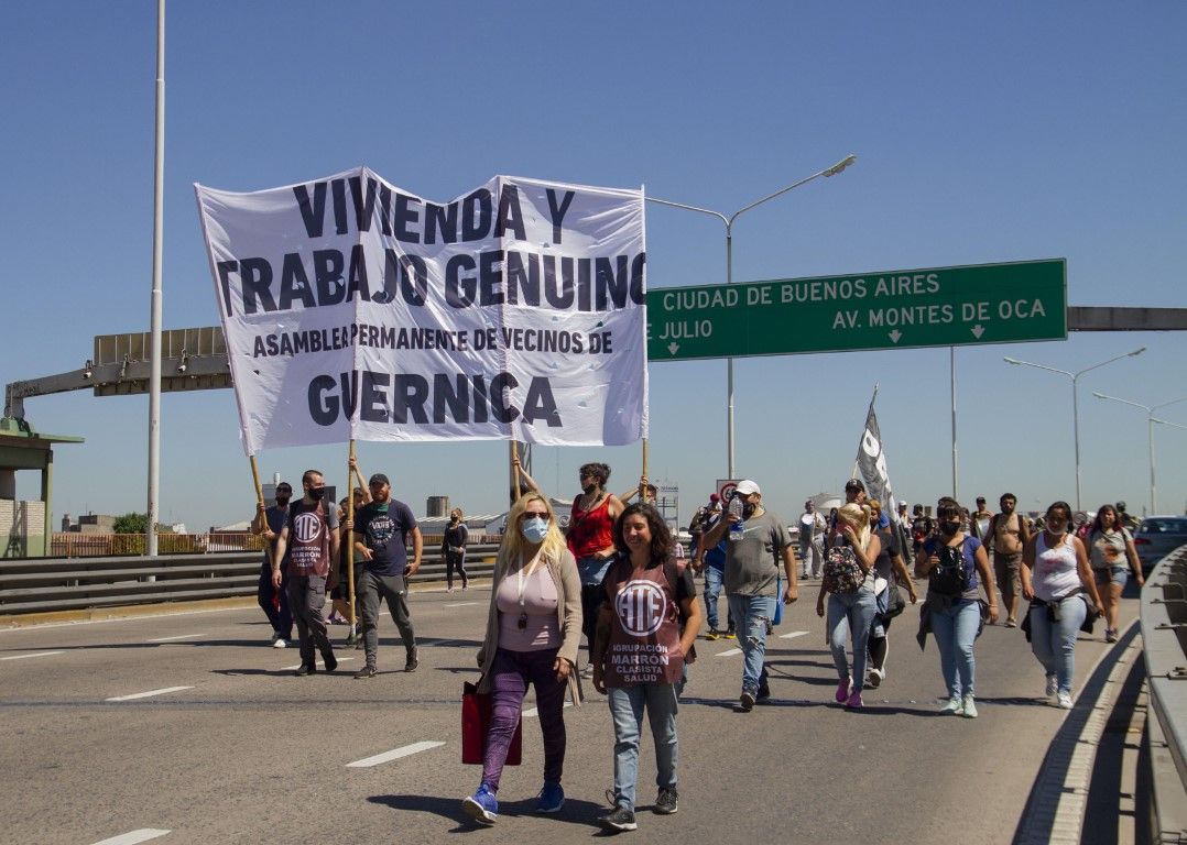 Quienes usurparon terrenos en Guernica cortan el Puente Pueyrredón junto a agrupaciones políticas