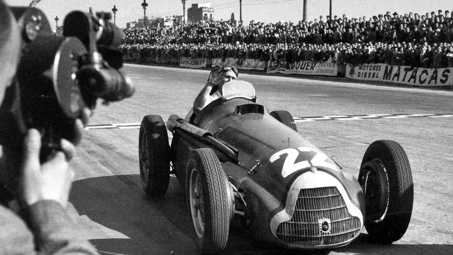 Fangio saludo a los catalanes, testigos de su primer título en Fórmula 1 en 1951.