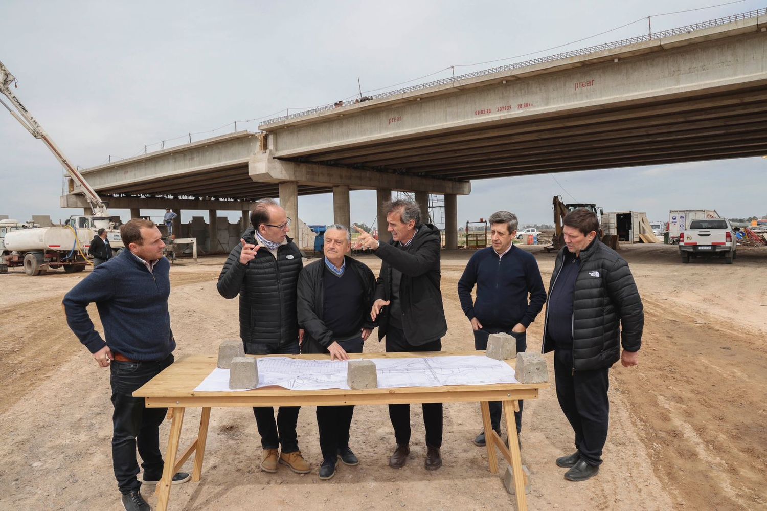 El ministro de Obras Públicas Gabriel Katopodis estuvo en Benito Juárez y Las Flores, supervisando obras.