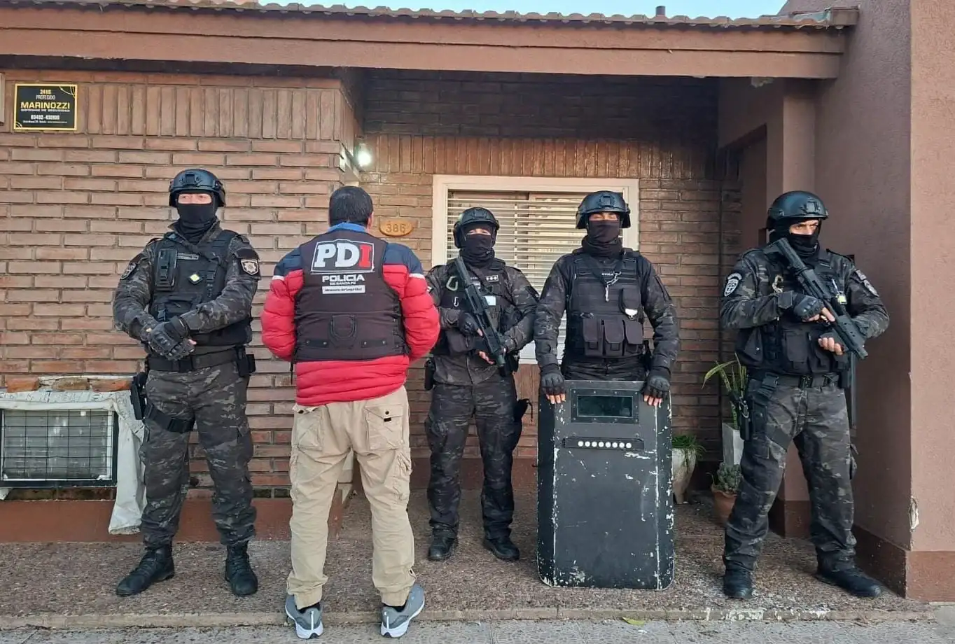 La PDI realizó 17 allanamientos en Rafaela por asociación ilícita y microtráfico. Hubo seis detenidos y secuestraron armas, cocaína, municiones y celulares. - 8