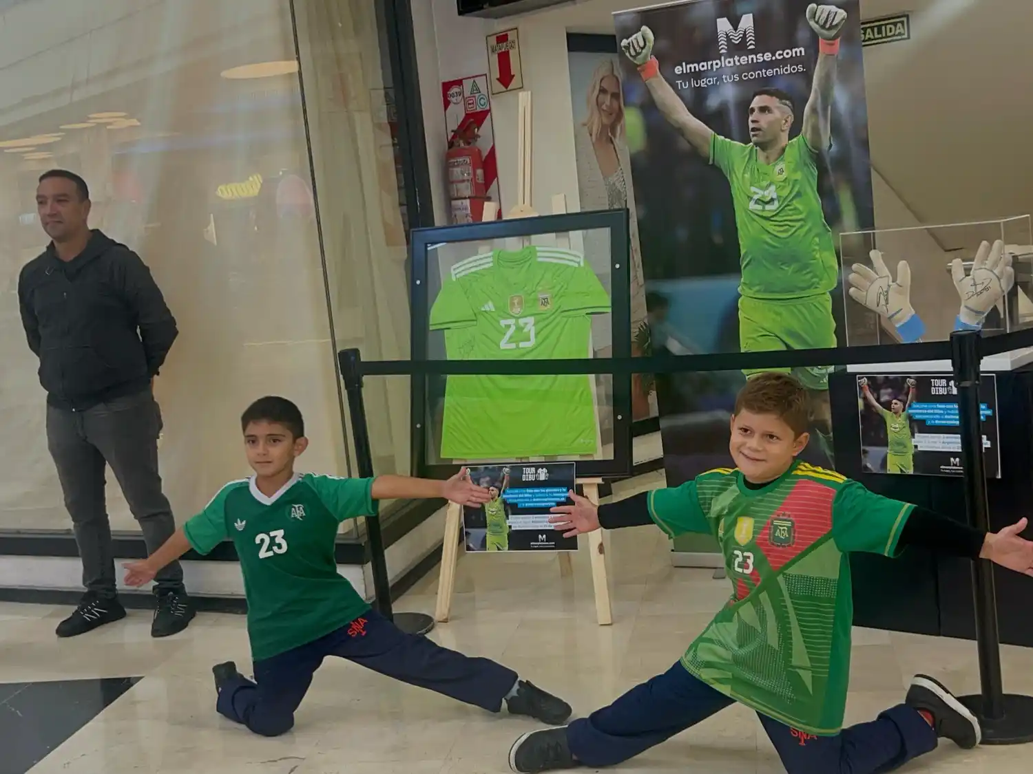 Recordá que para participar, tenés que sacarte una foto con los guantes y la camiseta del Dibu, para ir a ver Argentina y Brasil.