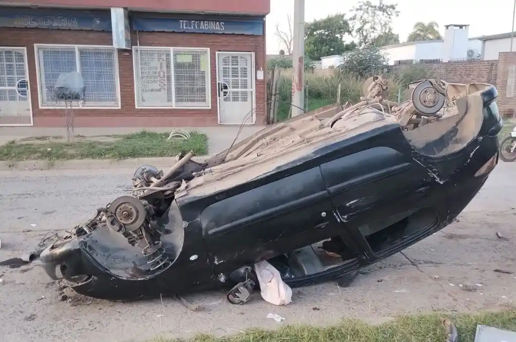 Una obra mal señalizada provocó un impresionante vuelco en la ciudad de Santa Fe