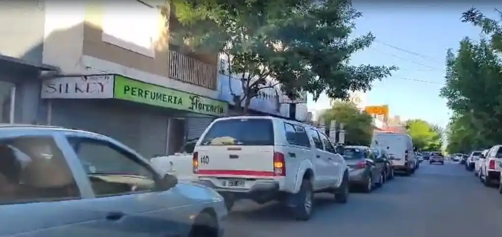 Extensas colas en las dos estaciones de servicio YPF