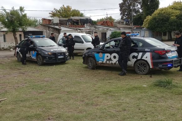 Salvaje balacera en zona oeste: dispararon contra un utilitario y dejaron una nota intimidante