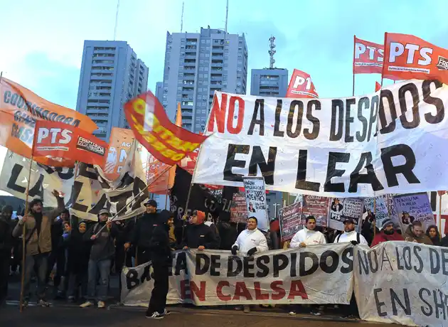 Trabajadores de Lear marchan desde la planta de Pacheco al Ministerio de Trabajo