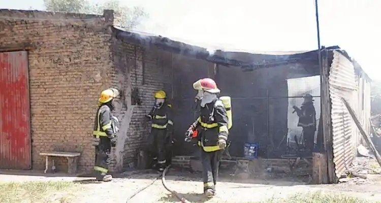 Investigan la causa del incendio donde murió un hombre