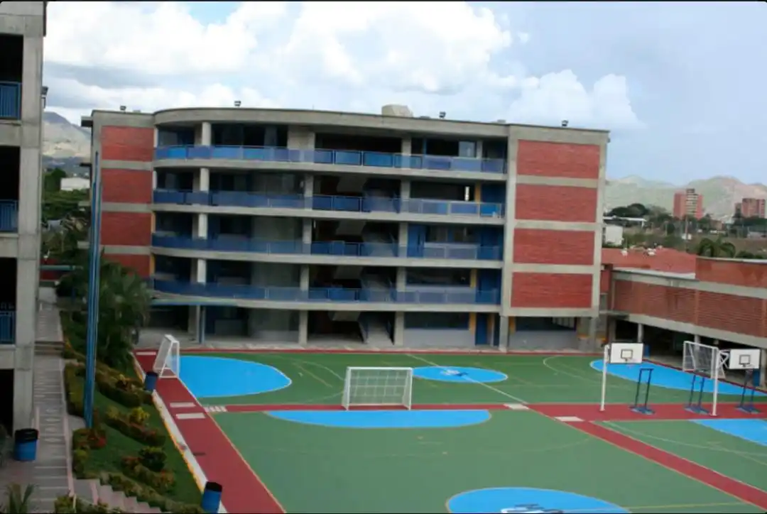 ¡Conmoción en Guatire! Adolescente deprimida se lanza del cuarto piso de un colegio