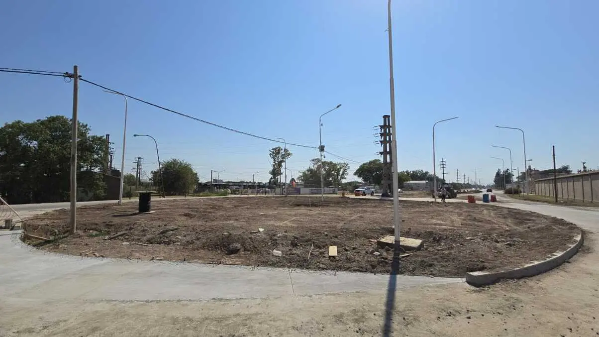 Por la obra en ejecución se recomienda circular con precaución por el sector