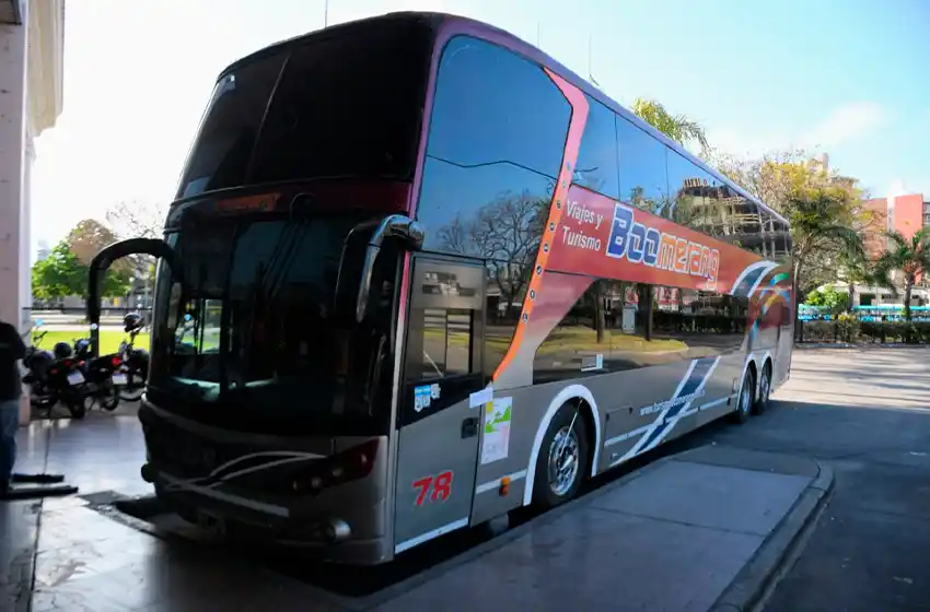 Un micro no pasó el control en la Terminal y dejó varado a un grupo de jubilados que se iban de viaje