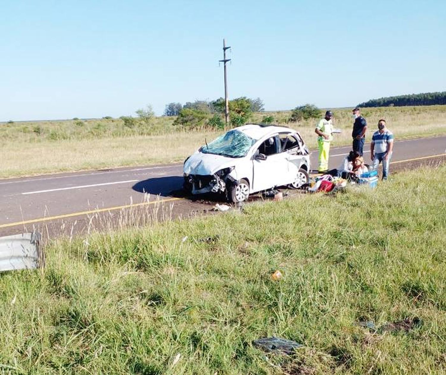 Hospitalizaron a los ocupantes de un automóvil que volcó en la autovía