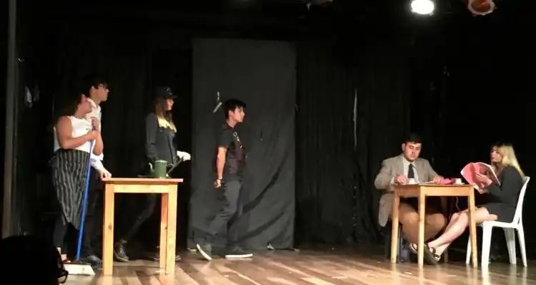 La secundaria que enseña teatro presenta un espectáculo con 18 obras en el Siripo