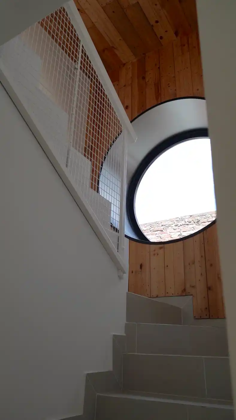 La ventana circular, una de las intervenciones más particulares de la reforma que llevaron a cabo desde el Estudio MÖC.