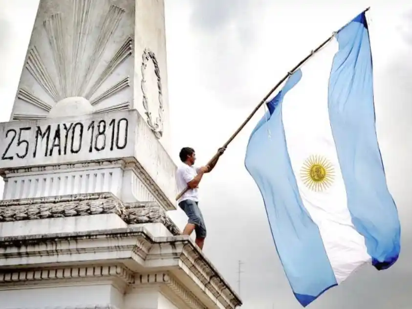 25 de Mayo: “Como cristianos agradecemos a Dios el don de la Patria”