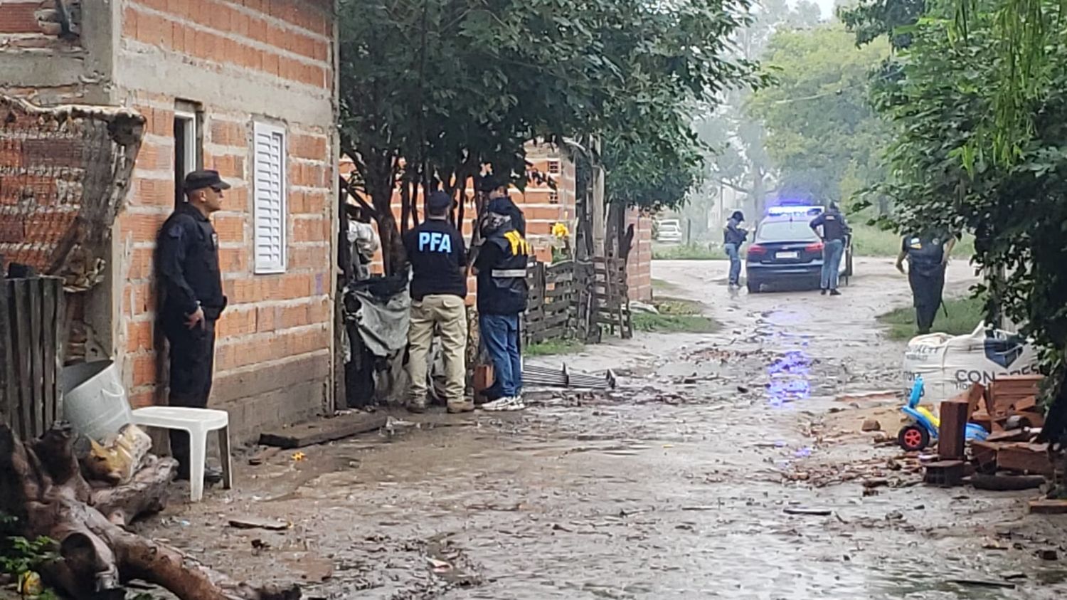 Personal de la Policía Federal Argentina allanó tres viviendas en el barrio Itatí de Reconquista.