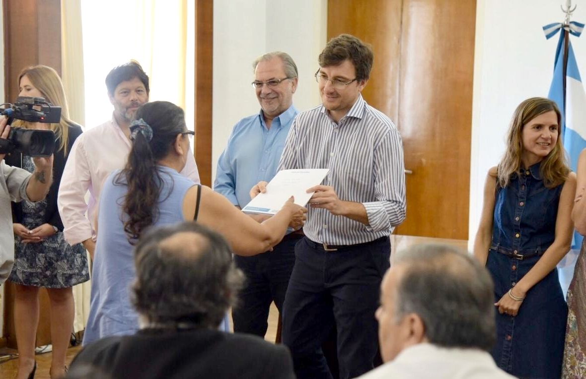 Lucas Ghi y la ministra Raverta entregaron escrituras sociales en Morón