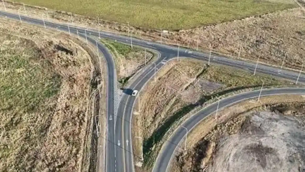 Ruta 90 cruce con el acceso a la localidad de Labordeboy.