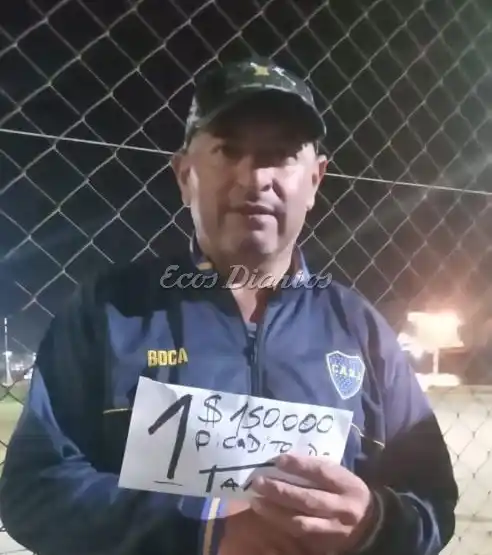 Luis Montiel posa con su sobre ganador