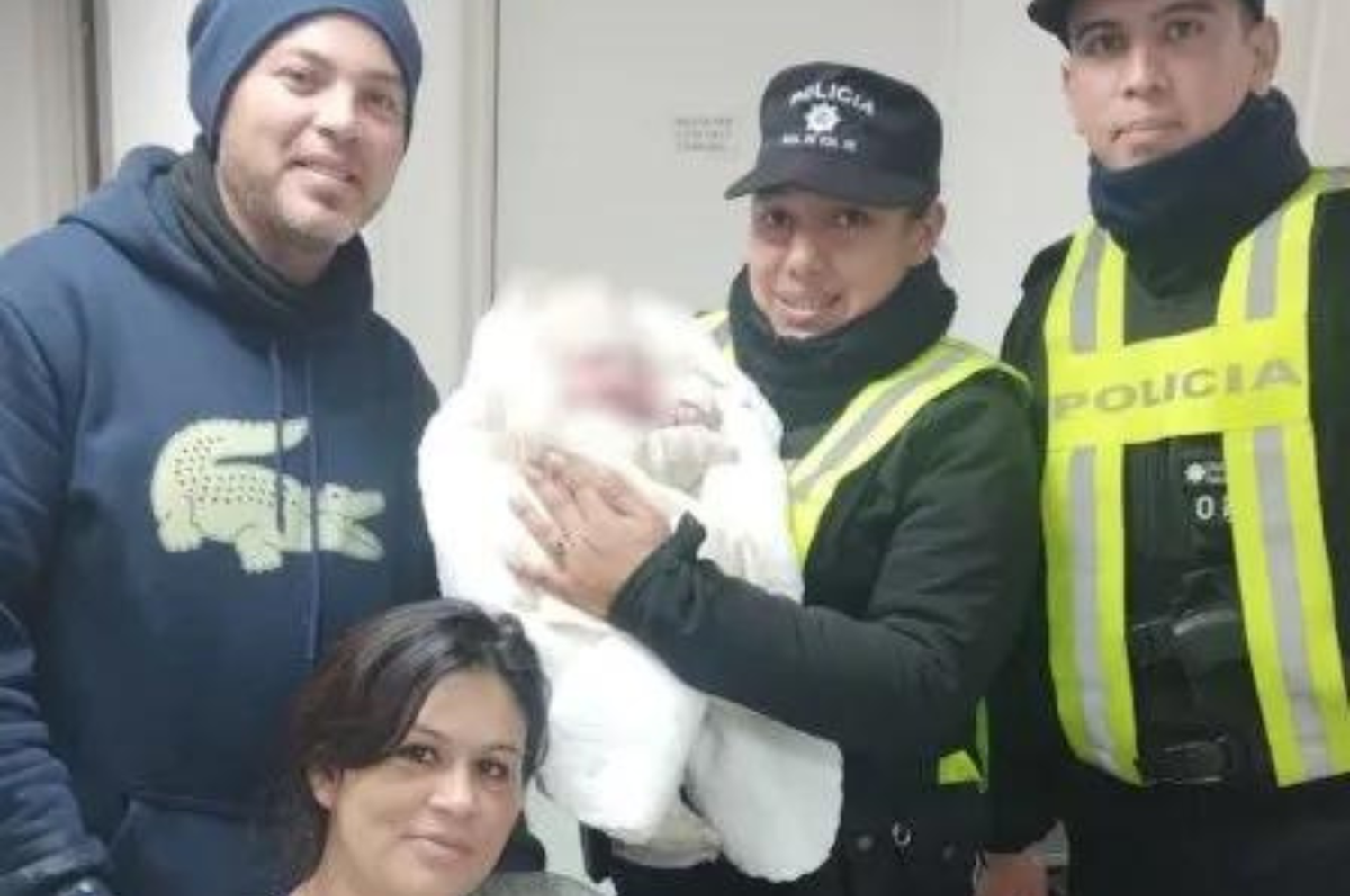 Los suboficiales Jorge Díaz y Maira Correa junto a la familia tras la situación de emergencia que tuvo final feliz.