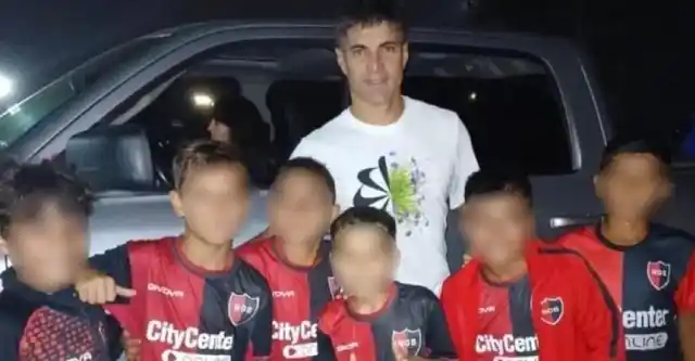 Los niños de nueve años fueron suspendidos tras tomarse una foto con Ignacio Malcorra.