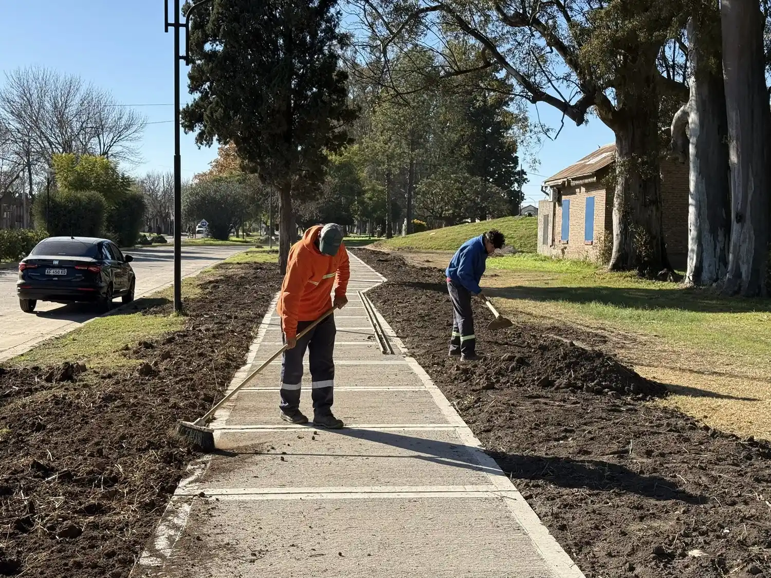 Personal comunal trabajando en los detalles finales.