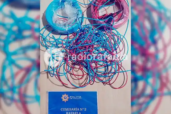 En una bolsa, llevaban rollos de cable robado: uno de los detenidos terminó con un corte en el brazo
