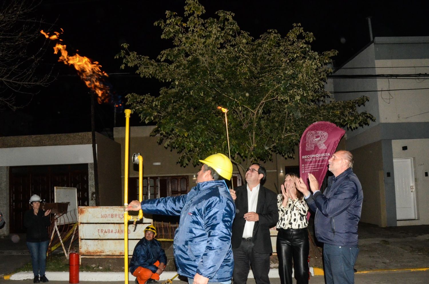 Vallejos y Perotti inauguraron la conexión de la red domiciliaria de gas al GNEA y la apertura de la válvula
