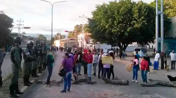 ¡COMO EN LAS CAVERNAS! Provea denuncia fallas en la totalidad de los servicios públicos