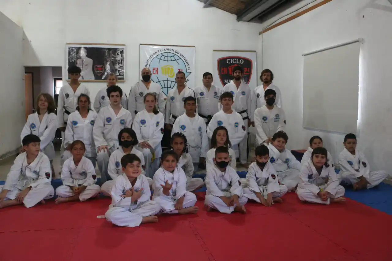 Taekwondo en la ciudad: Decenas de chicos recibieron su diploma