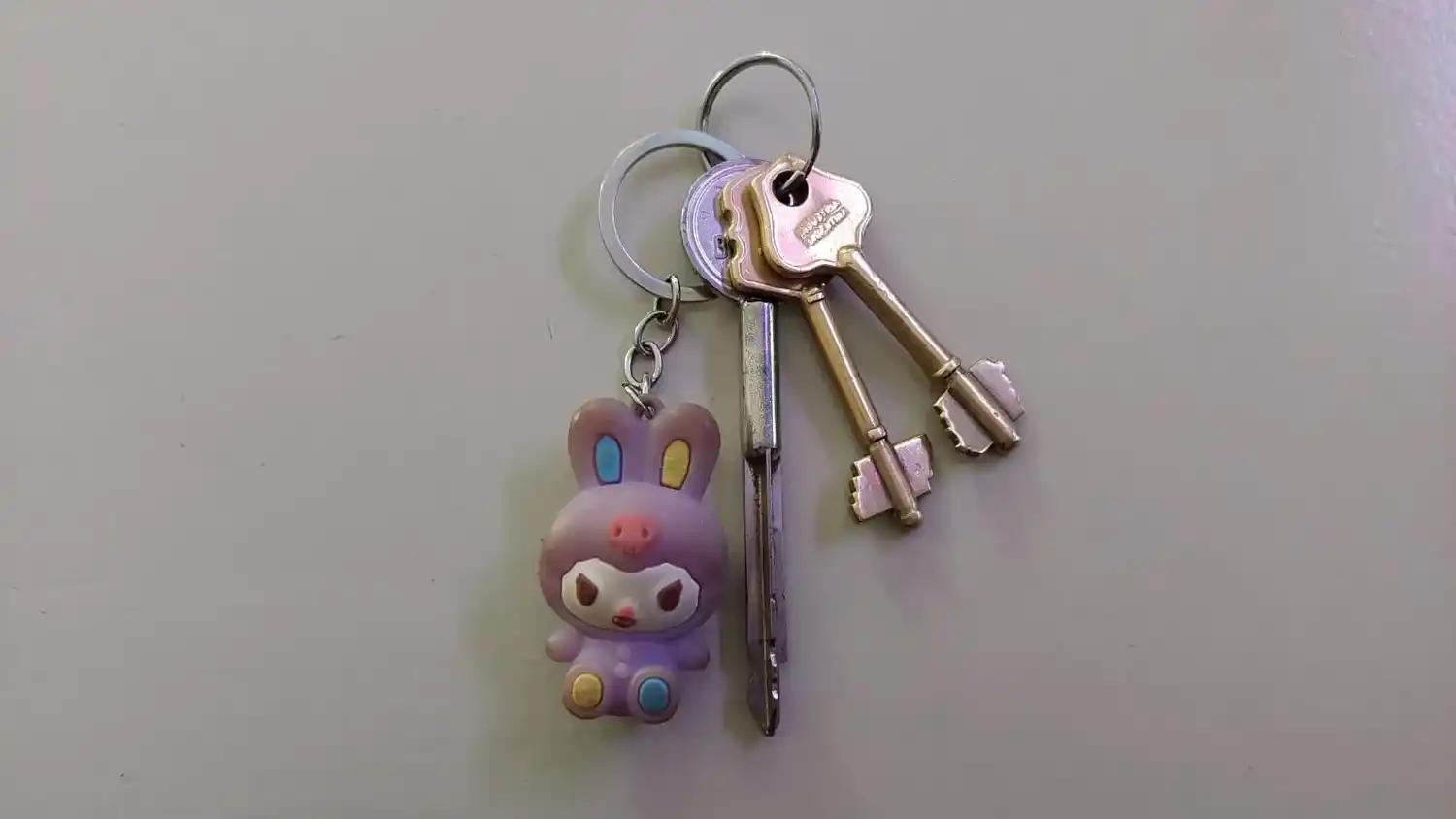 Encontraron estas llaves en la vía pública