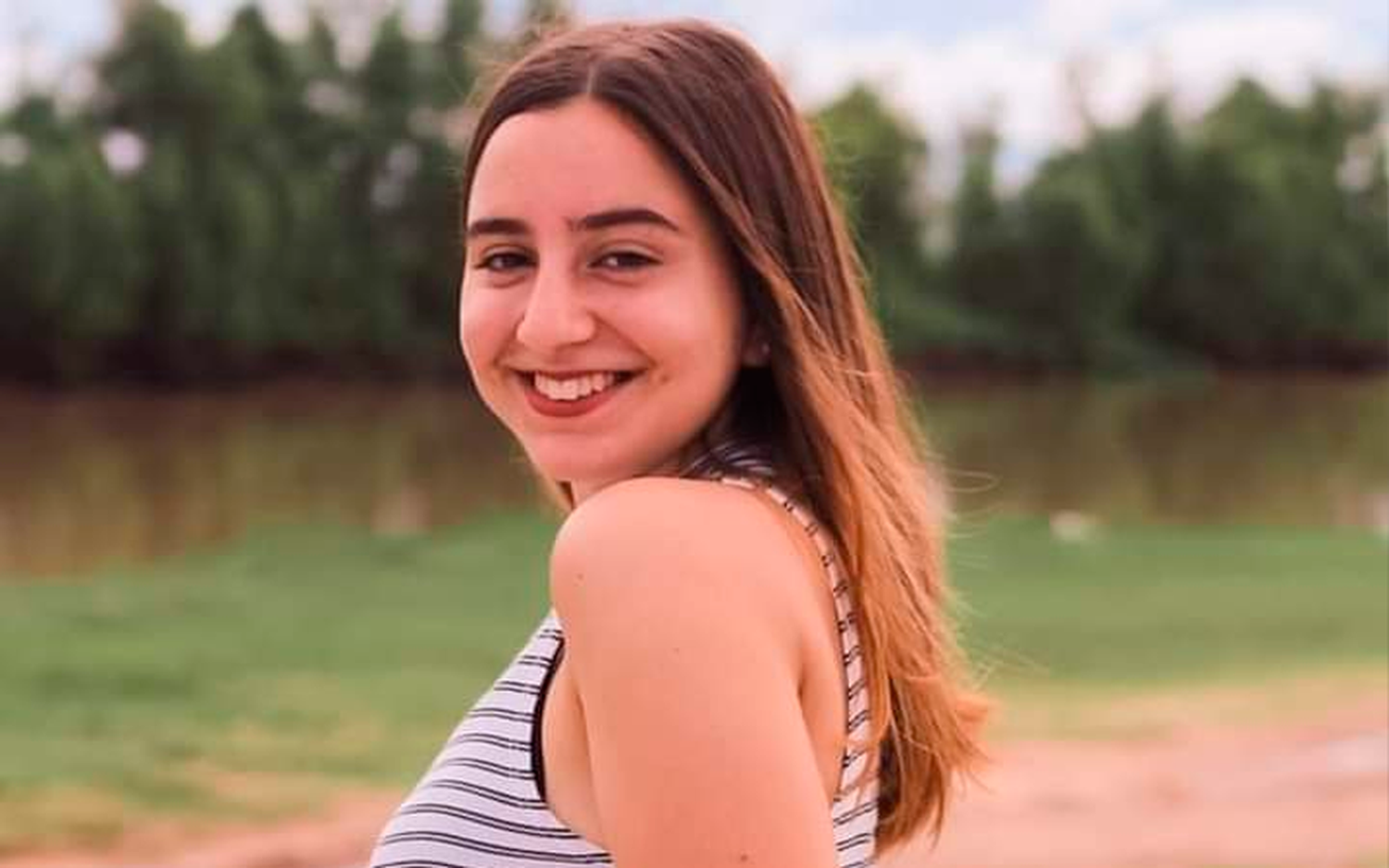 La familia de Lucía la felicita por comenzar sus prácticas de Geografía