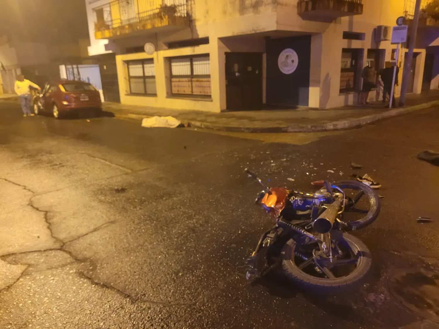 Un motociclista murió tras chocar contra un automóvil