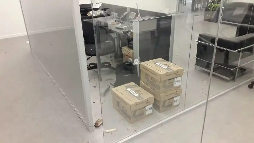 Explotó un paquete bomba en la sede de la empresa que controla las elecciones