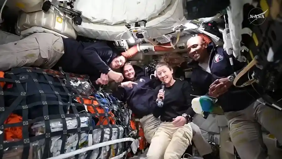 Imagen distribuida por la NASA que muestra a los cuatro astronautas de Artemis II dentro de la nave Orión. EFE