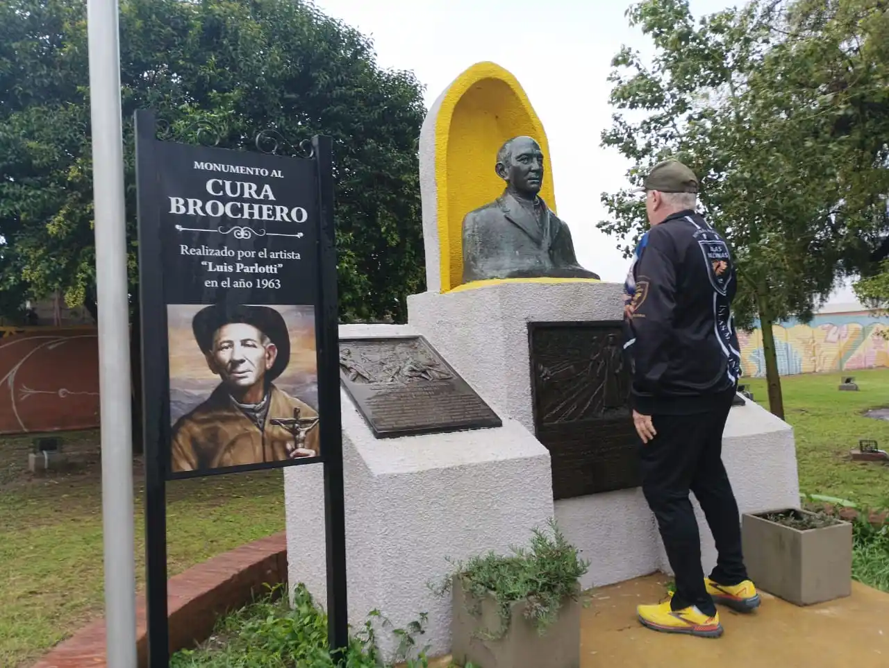 Darío Klehr observó el monumento al Cura Brochero en La Tordilla y lo definió como una “pieza única en la Argentina.