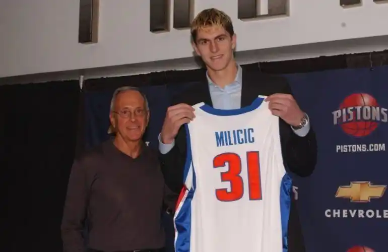 La historia de Darko Milicic, el serbio que supo disputarse los flashes con LeBron James