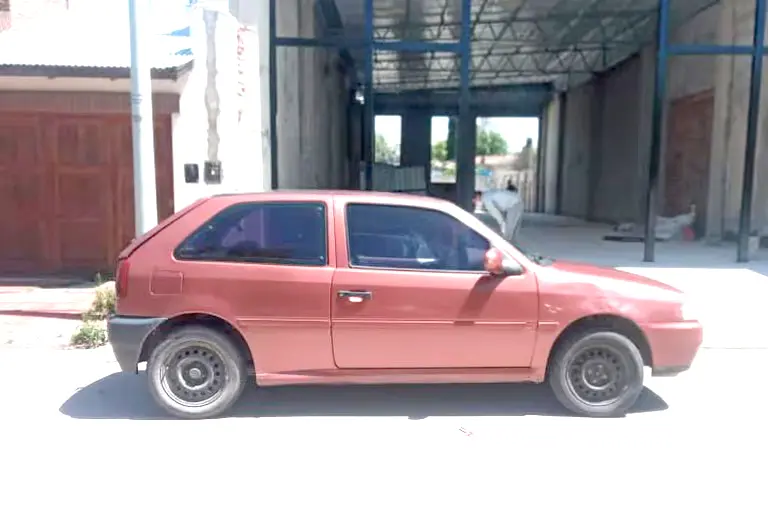El Volkswagen modelo Gol. Sustraído en horas de la noche, de calles 47 y 64