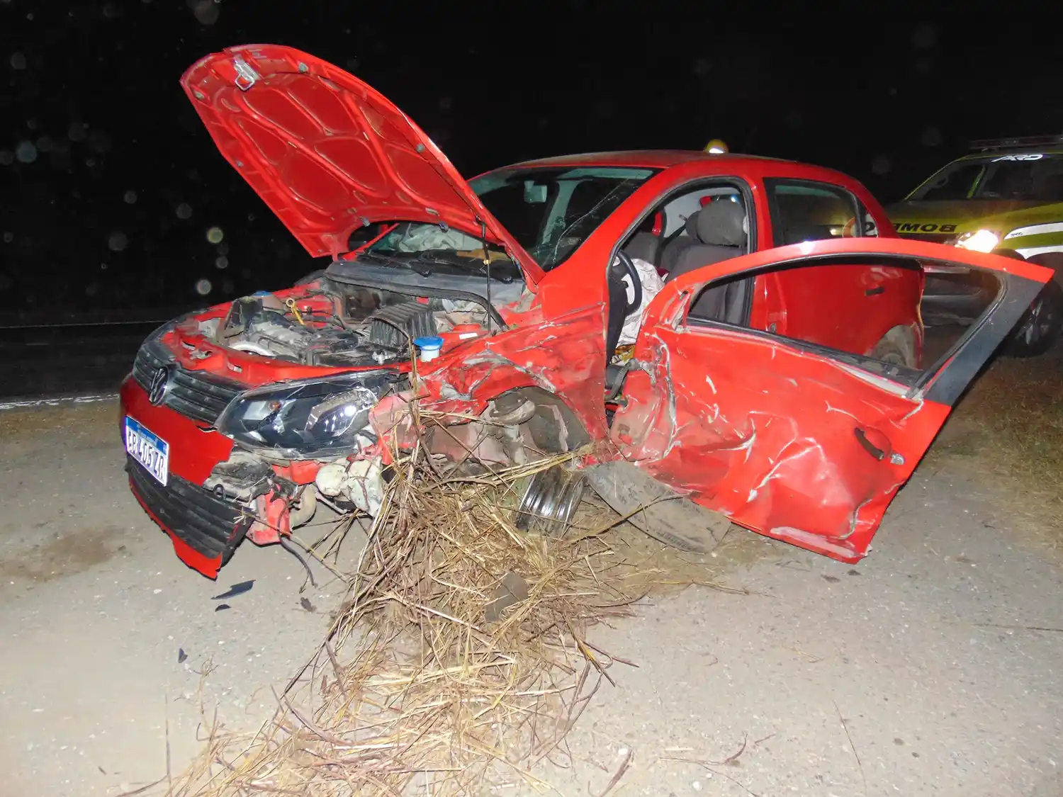 El Volkswagen resultó con importantes daños en su lateral izquierdo.