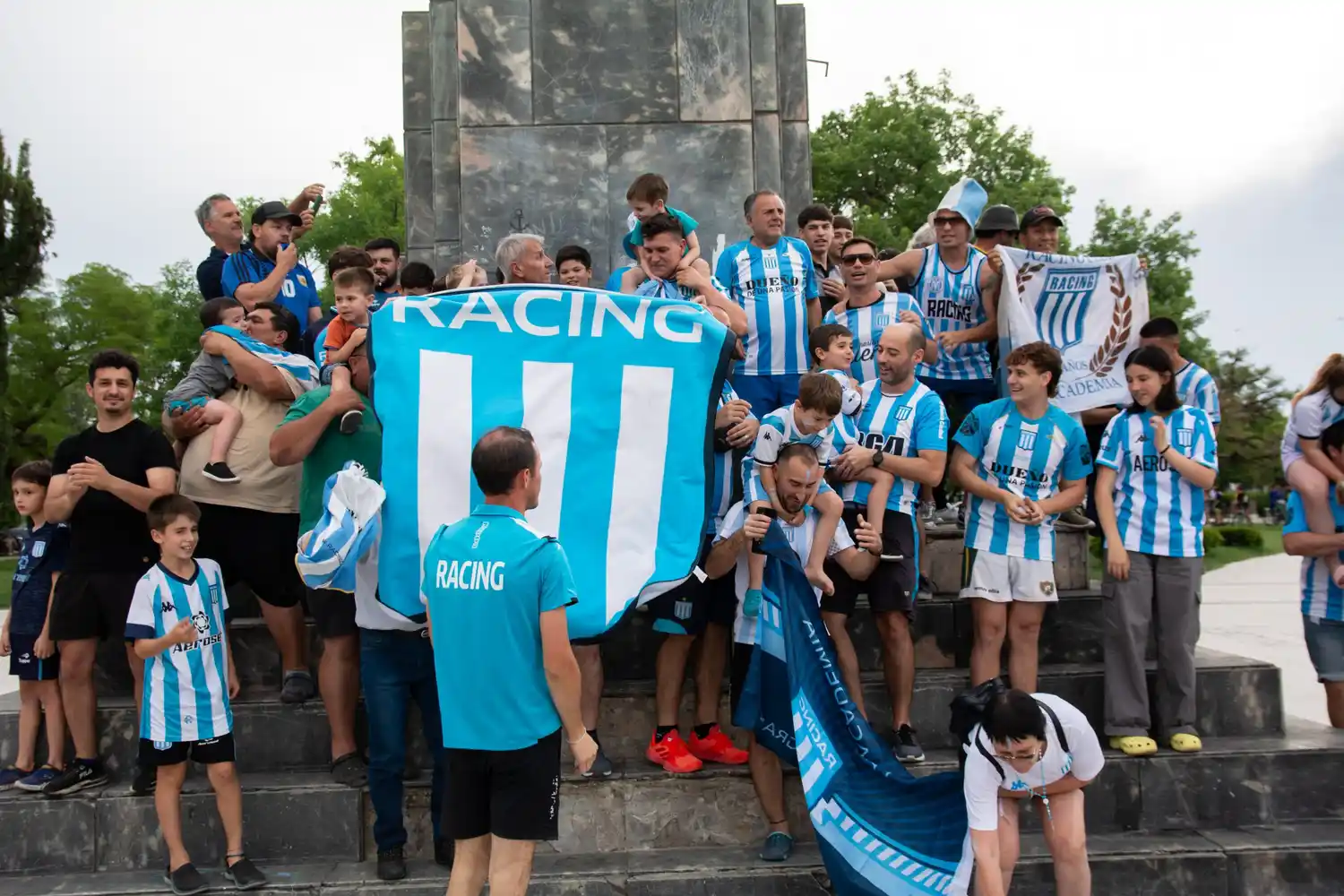 Los hinchas de Racing de la ciudad celebran el campeonato en la Plaza San Martín (videos)