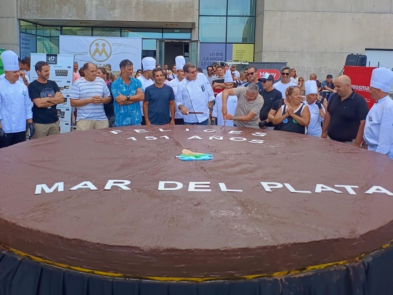 Mar del Plata celebró con el alfajor más grande del mundo: 640 kilos de sabor y tradición