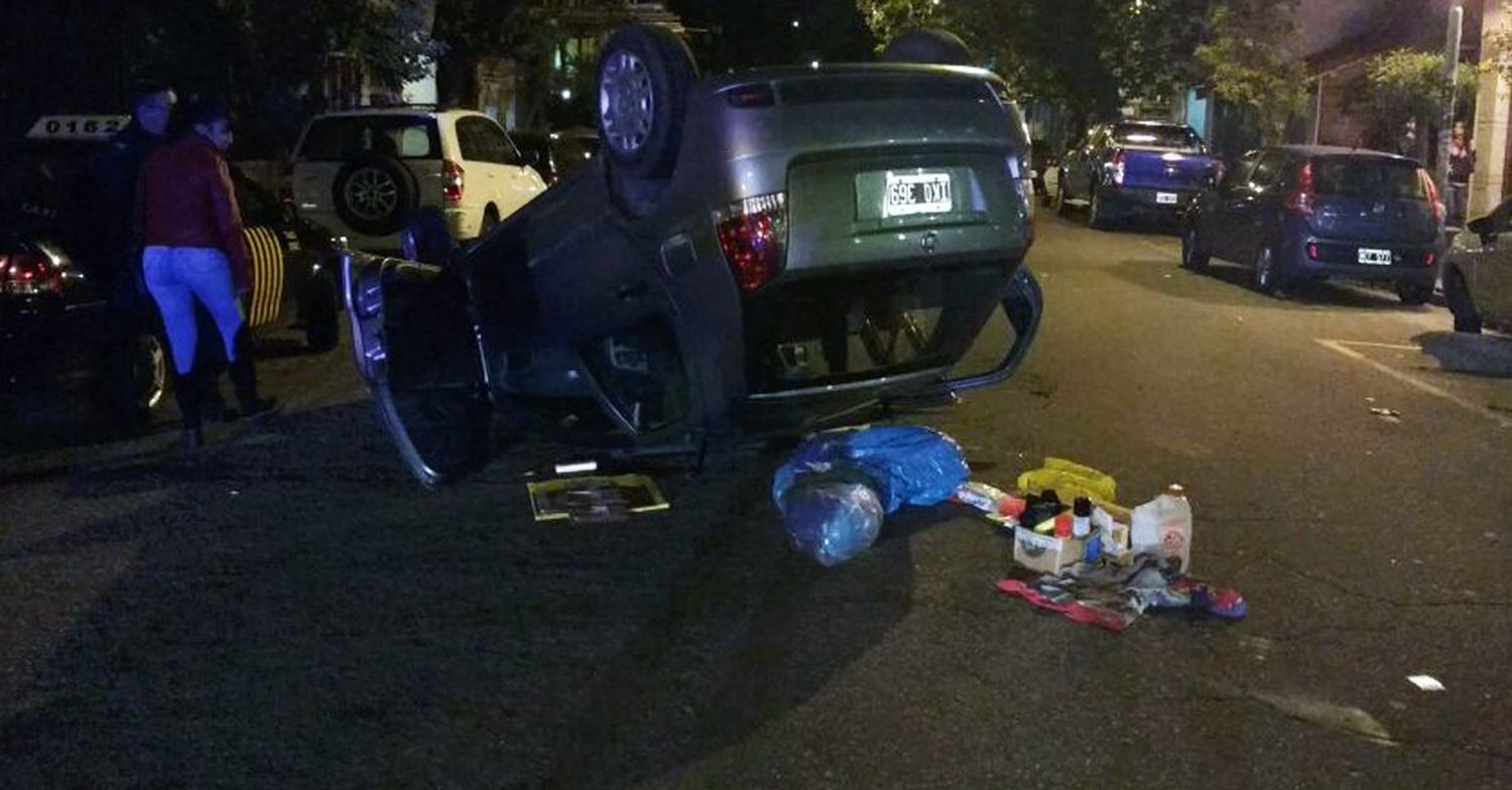 Un hombre resultó herido tras volcar con su auto en pleno centro