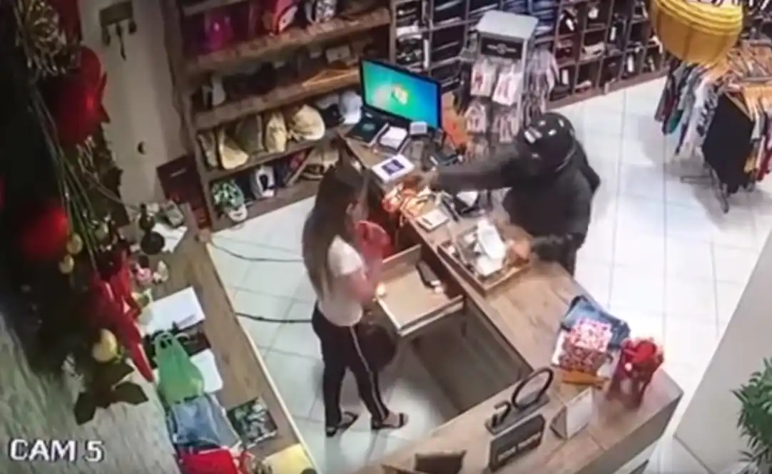 Video: el momento en el que un hombre balea en el rostro a una mujer