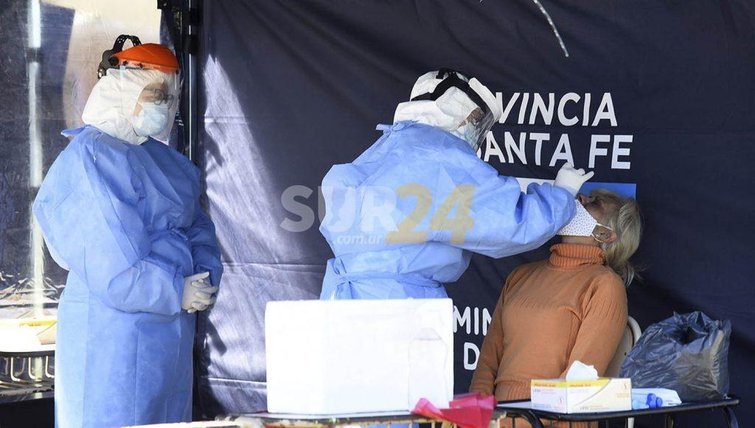 En el debut de las restricciones, fuerte suba de contagios en el país y la provincia