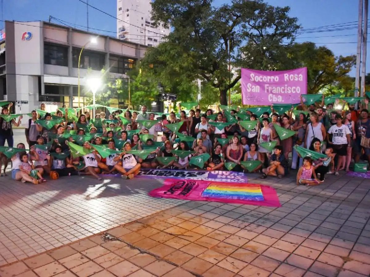 Con pañuelos verdes pidieron que el aborto sea legal en la Argentina