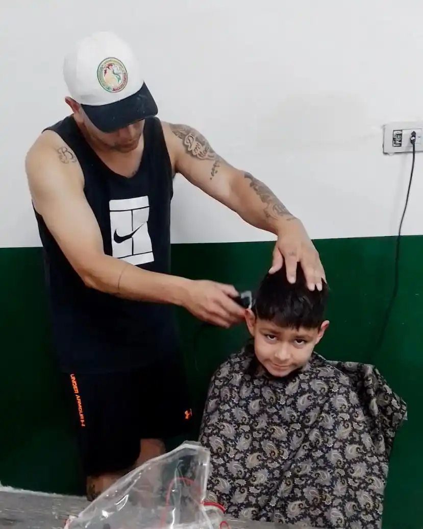 Tijeras solidarias en el barrio Malvinas Argentinas.