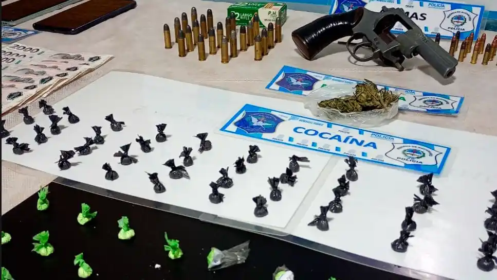 Hallazgo. De cocaína lista para la venta, un arma de fuego y demás objetos