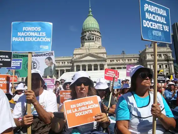 Docentes universitarios convocan a un paro de 72 horas en reclamo de mejoras salariales