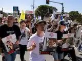 Cientos de israelíes visitaron la plaza de los Rehenes de Tel Aviv a dos años del ataque