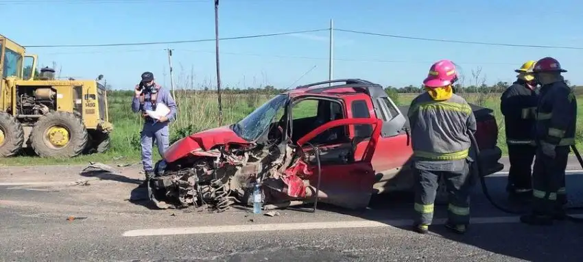 Una persona fallecida y tres heridos en una colisión entre un camión y una camioneta